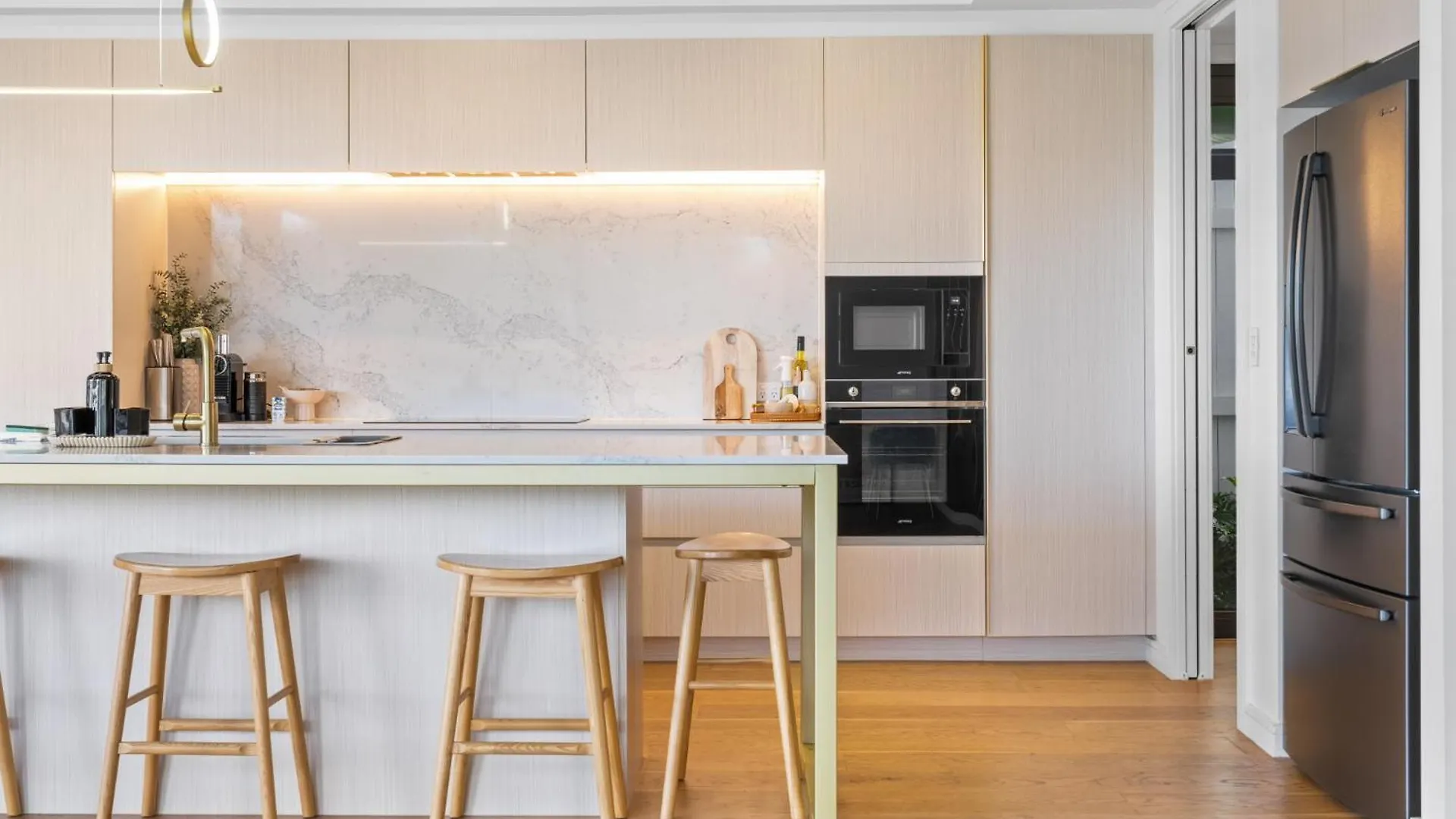 Deluxe 4-Bed Home With Pool Pizza Oven & Fire Pit Brisbane Australia