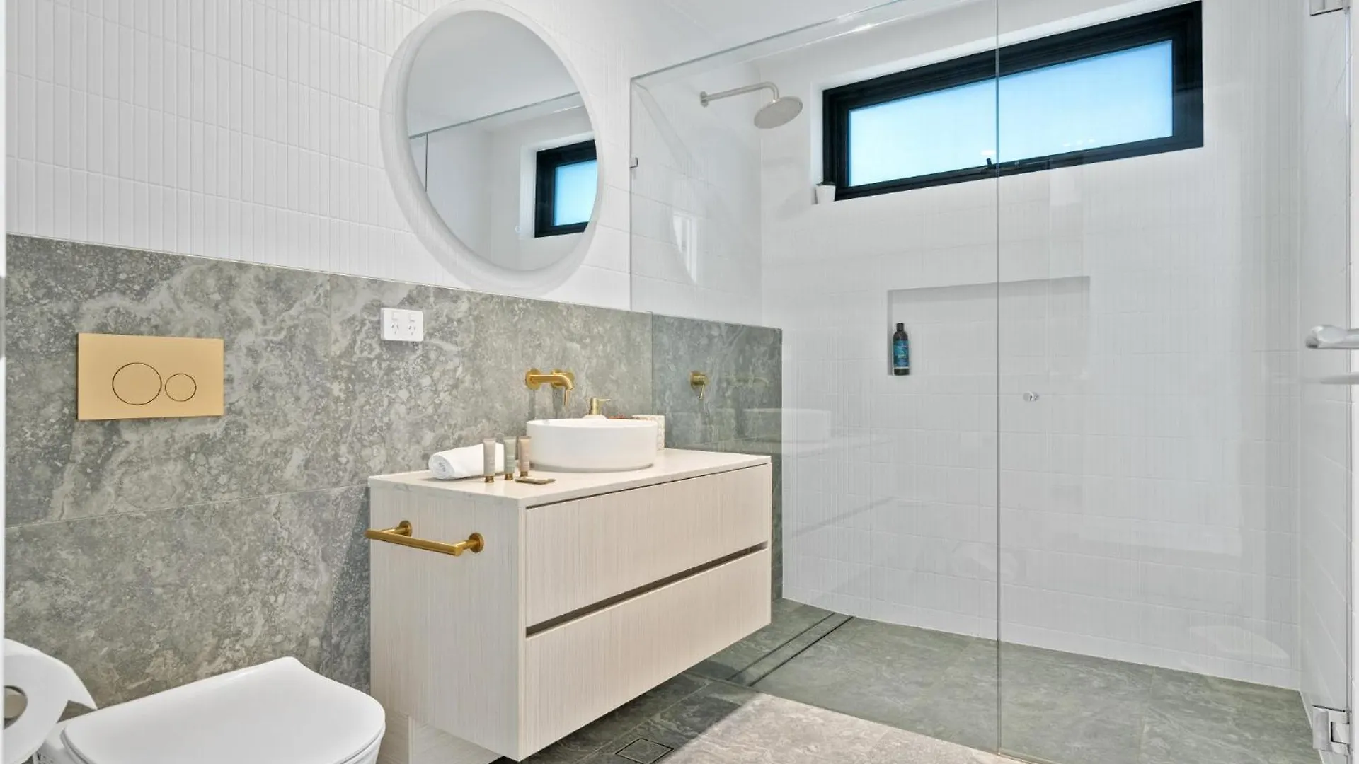 Deluxe 4-Bed Home With Pool Pizza Oven & Fire Pit Brisbane