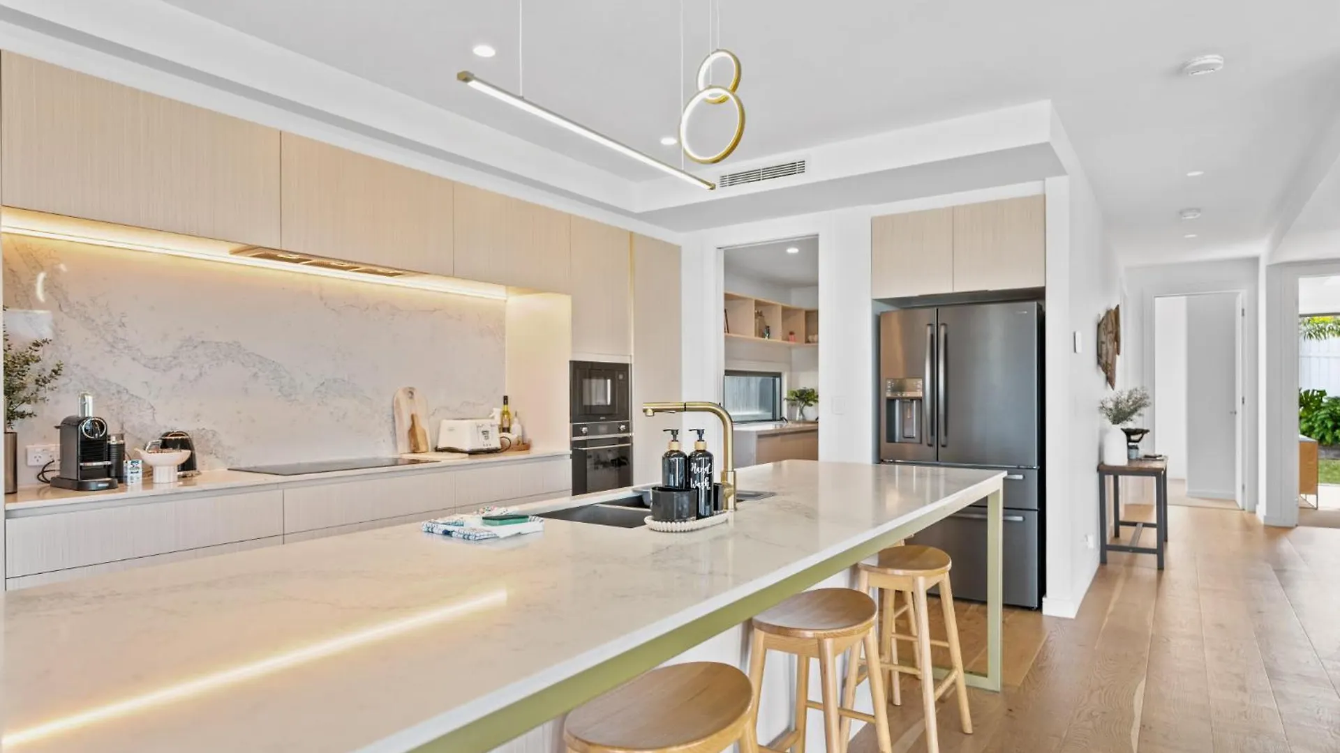 Holiday home Deluxe 4-Bed Home With Pool Pizza Oven & Fire Pit Brisbane