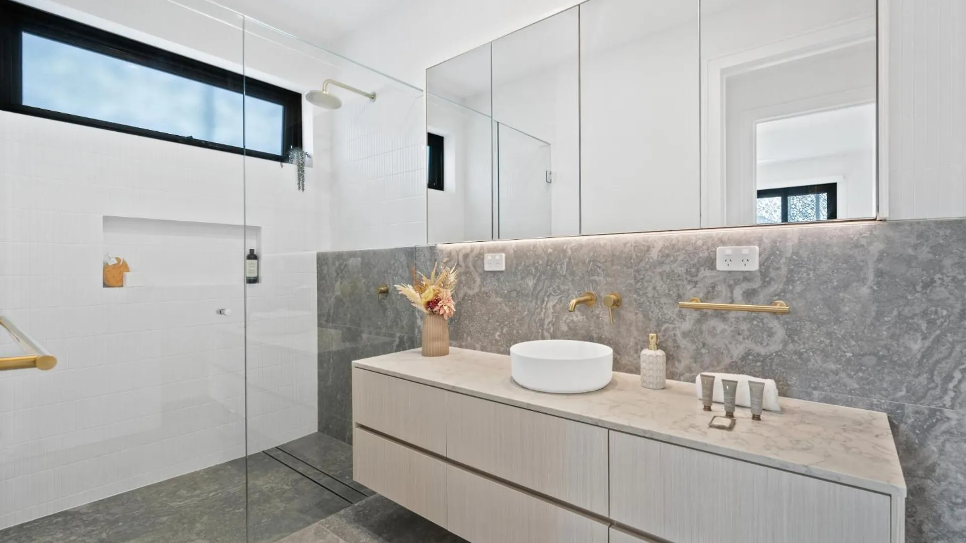 Deluxe 4-Bed Home With Pool Pizza Oven & Fire Pit Brisbane 0*,