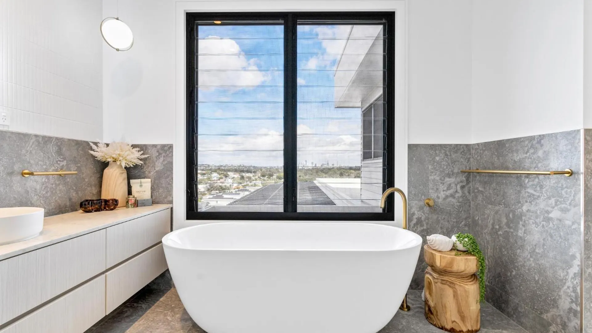 Holiday home Deluxe 4-Bed Home With Pool Pizza Oven & Fire Pit Brisbane