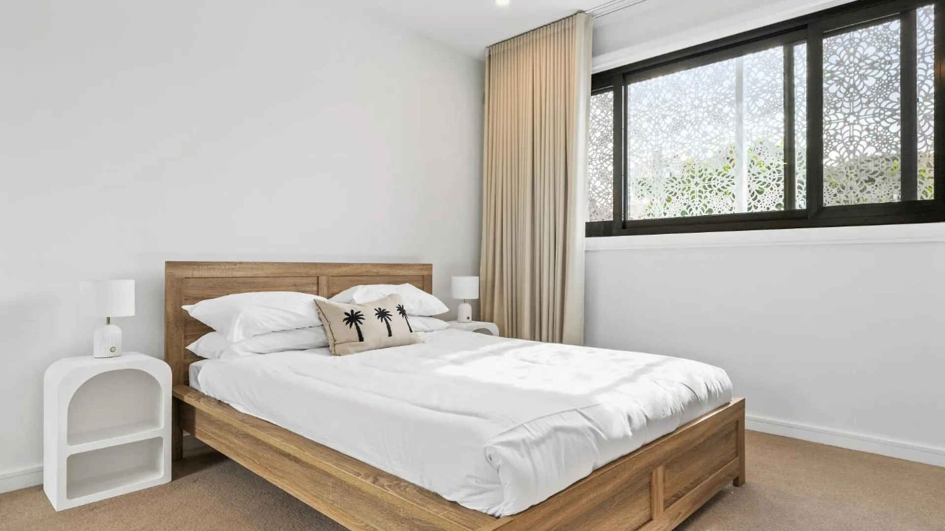 Deluxe 4-Bed Home With Pool Pizza Oven & Fire Pit Brisbane Holiday home
