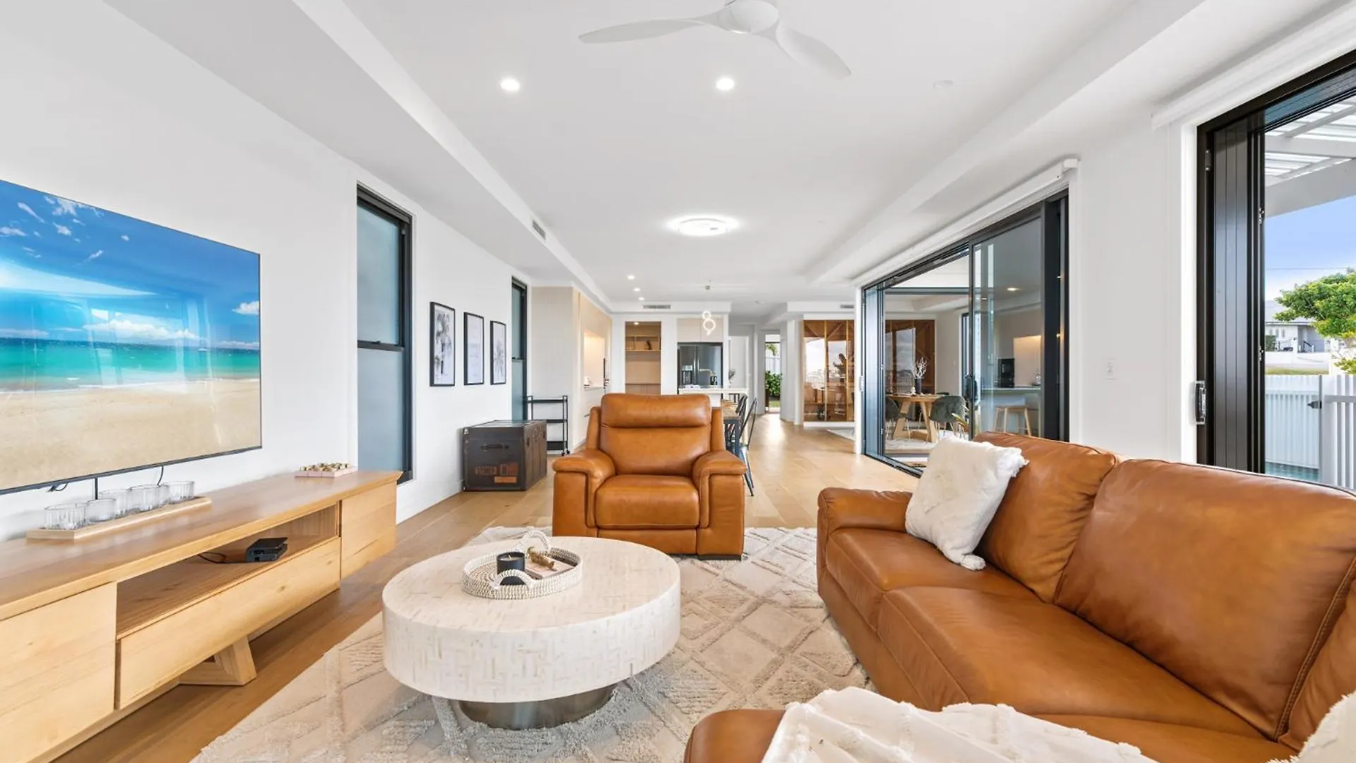 Deluxe 4-Bed Home With Pool Pizza Oven & Fire Pit Brisbane