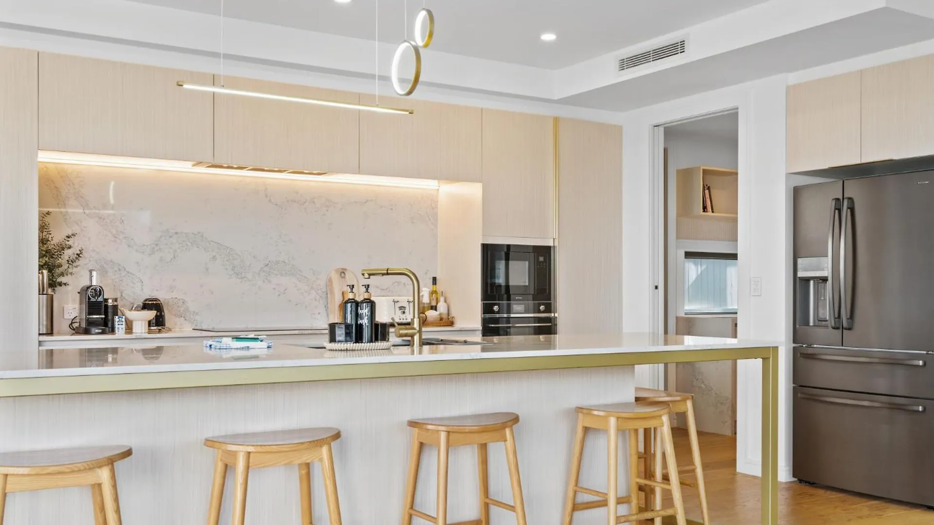 Deluxe 4-Bed Home With Pool Pizza Oven & Fire Pit Brisbane Holiday home