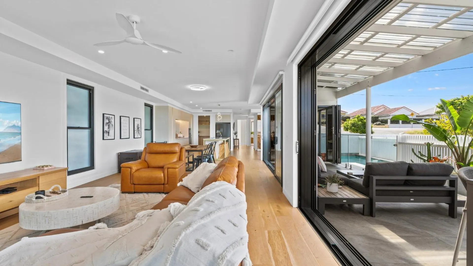 Deluxe 4-Bed Home With Pool Pizza Oven & Fire Pit Brisbane