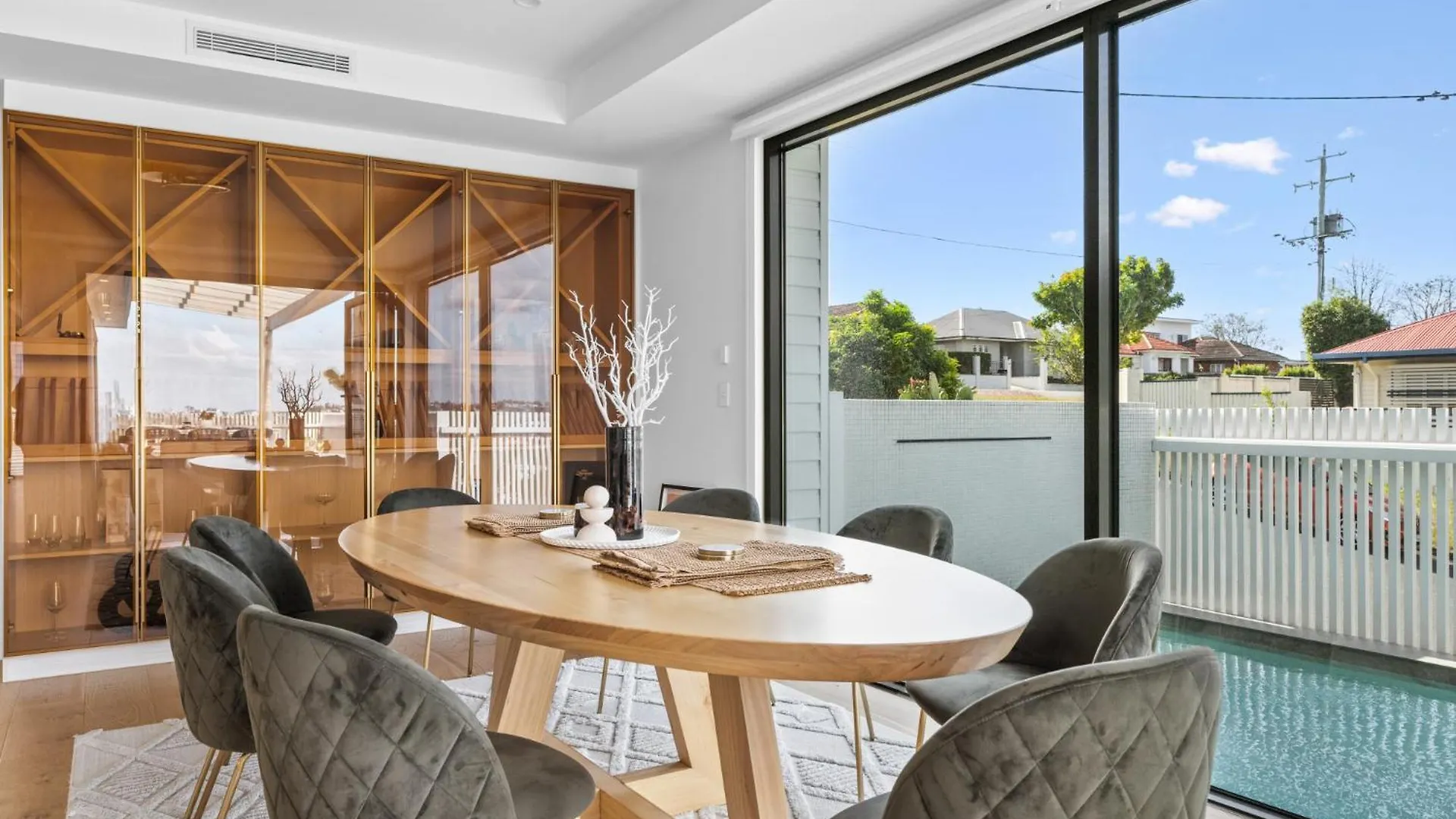 Deluxe 4-Bed Home With Pool Pizza Oven & Fire Pit Brisbane Australia