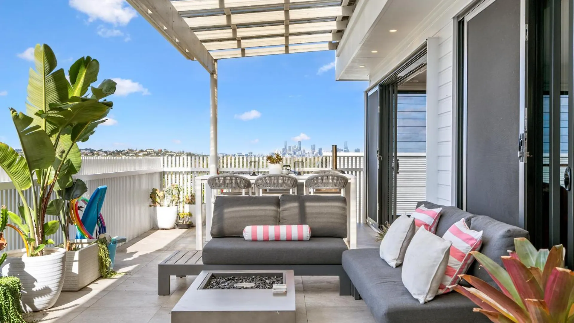 Deluxe 4-Bed Home With Pool Pizza Oven & Fire Pit Brisbane Australia