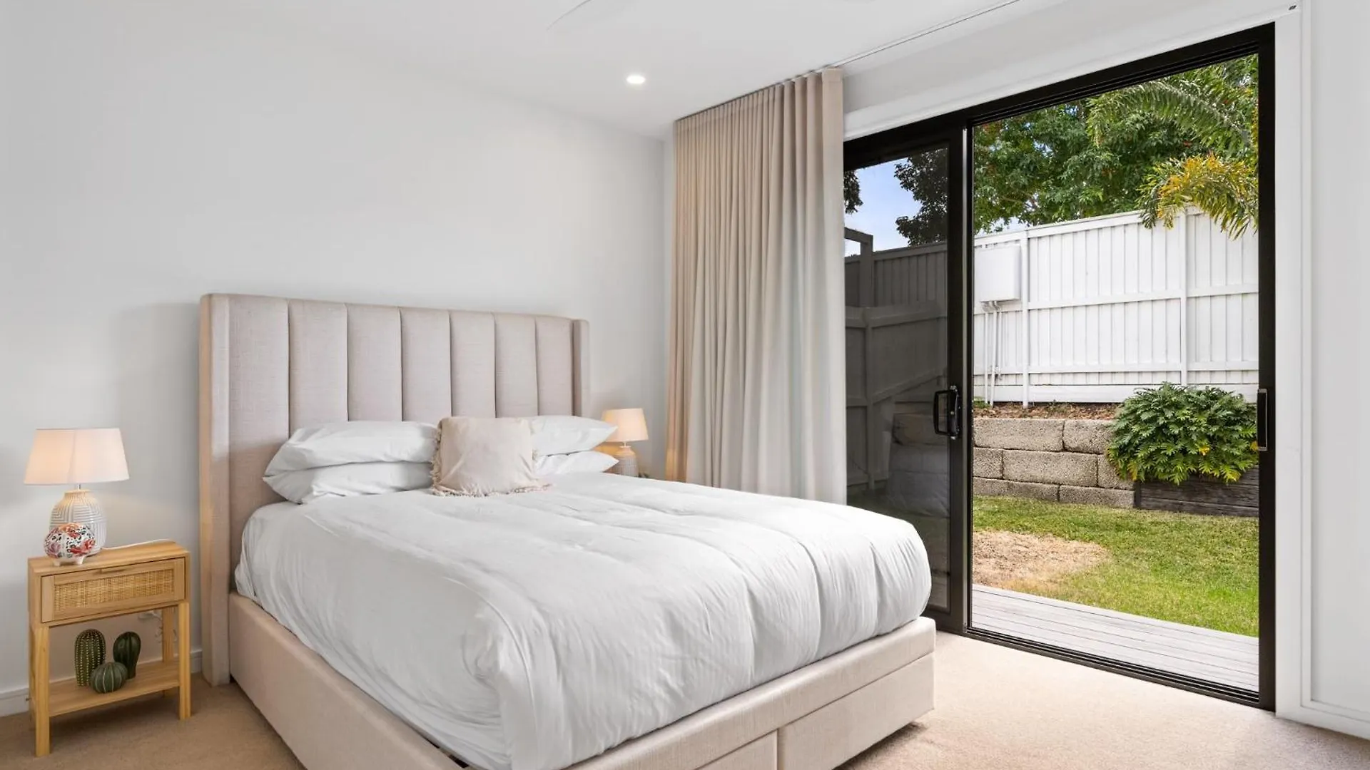 Holiday home Deluxe 4-Bed Home With Pool Pizza Oven & Fire Pit Brisbane